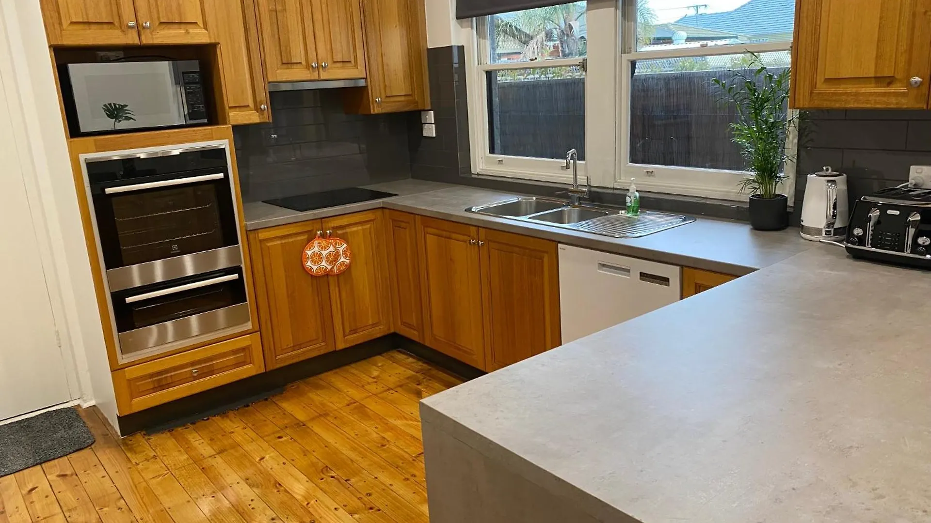 Beautiful 3 Bedrooms Bnb Between Airport And Sea Cheltenham